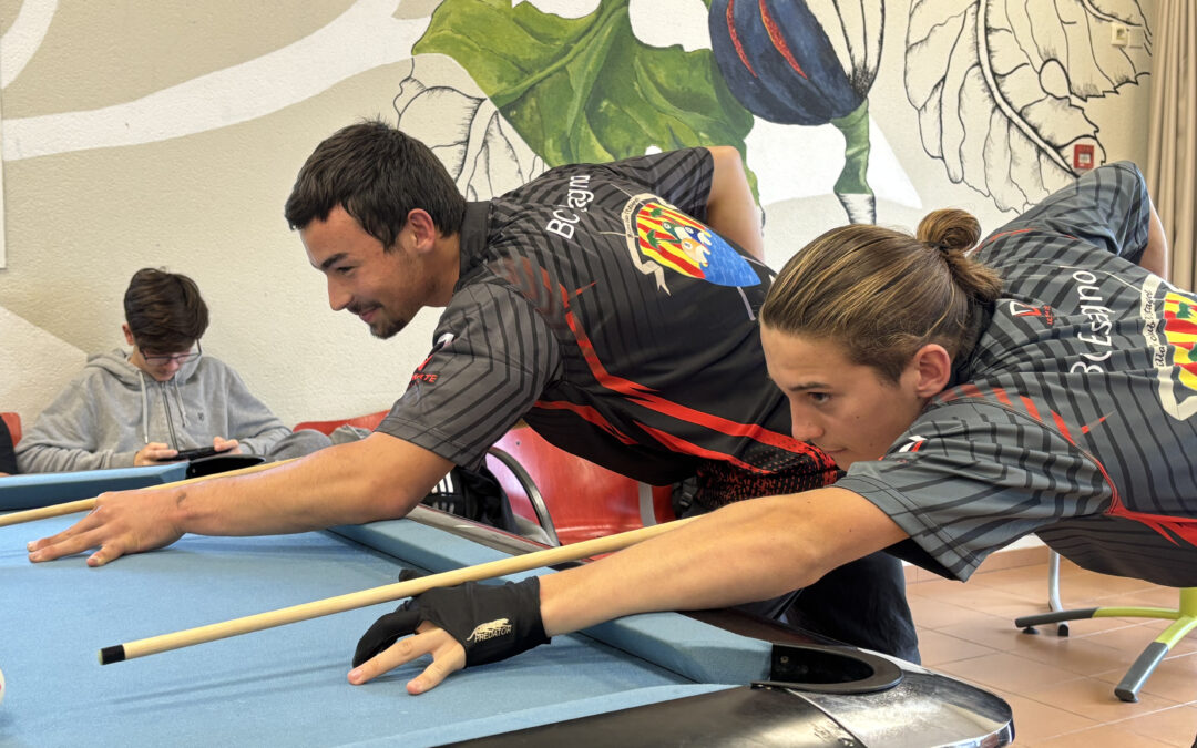 Deux jeunes espoirs au club billard du lycée