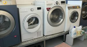laverie avec machines à laver et sèche linge