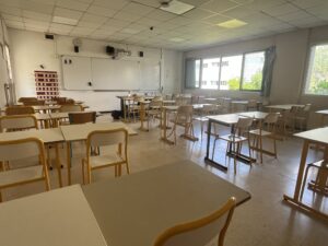 Salle de classe ensoleillée