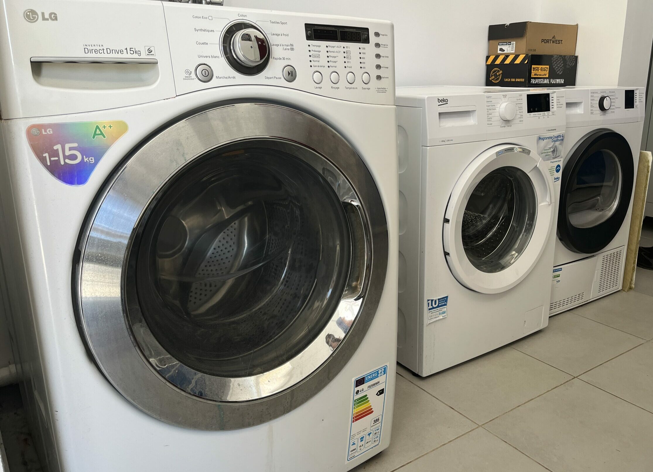laverie avec machine à laver et sèche linge